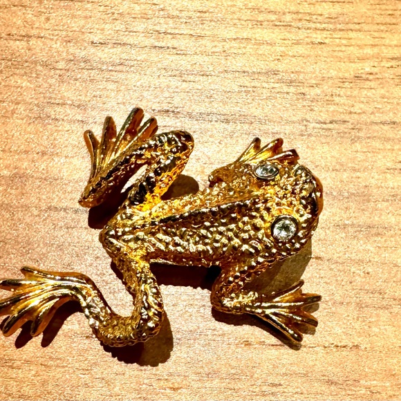 St. John Gold Frog Brooch with Naturalistic Texture and Crystal Eyes - Picture 2 of 5